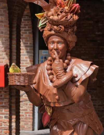 80-statues-en-marche-presse