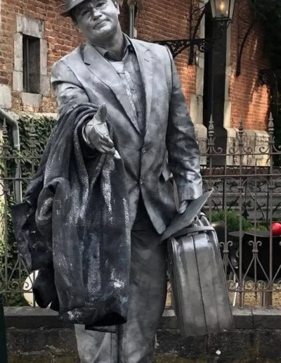 98-statues-en-marche-presse