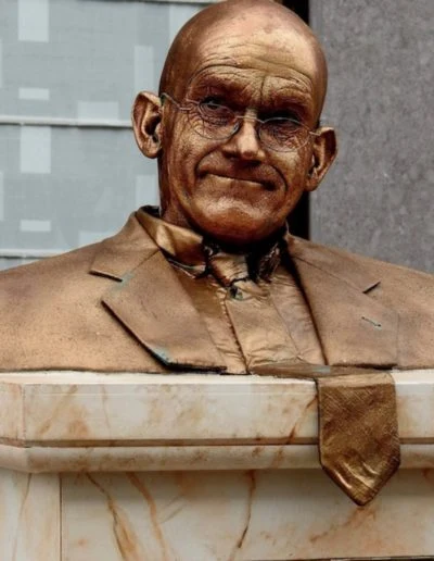 L’homme à la cravate d’or