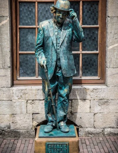 64-statues-en-marche-presse
