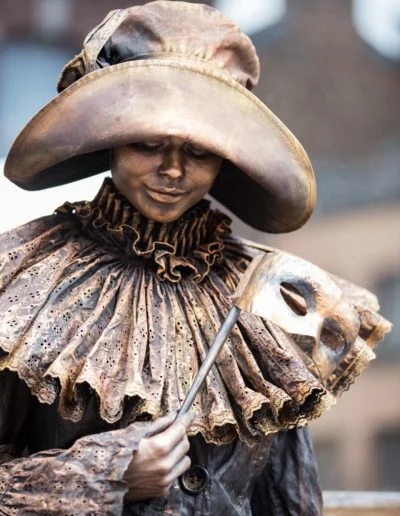 5-statues-en-marche-presse