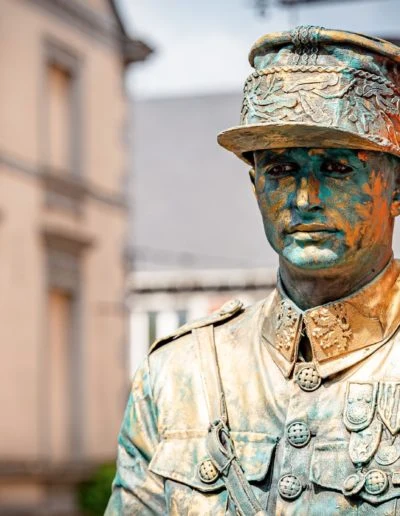 24-statues-en-marche-presse