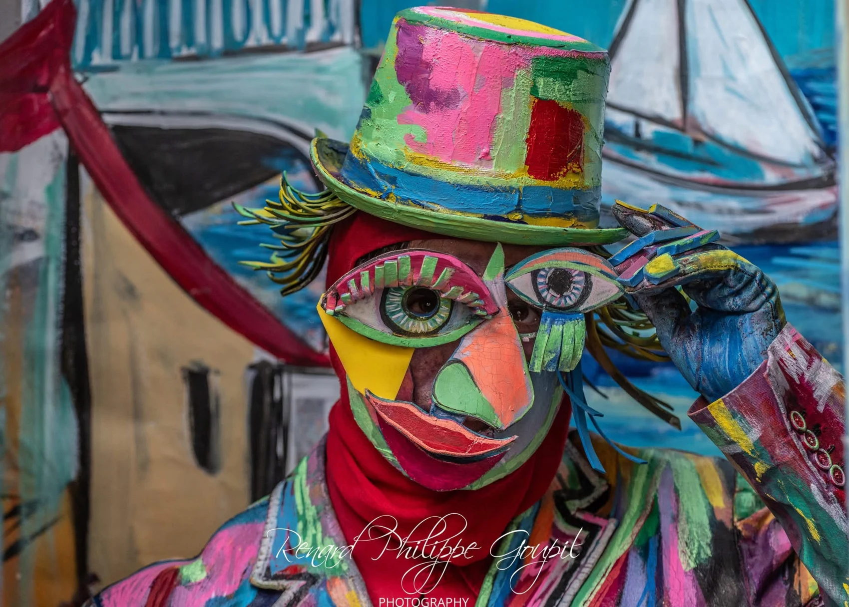 Artiste au visage peint de couleurs vives et au chapeau multicolore